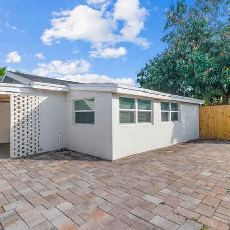Charming 2 Bed 1 Bath Cottage In Wpb